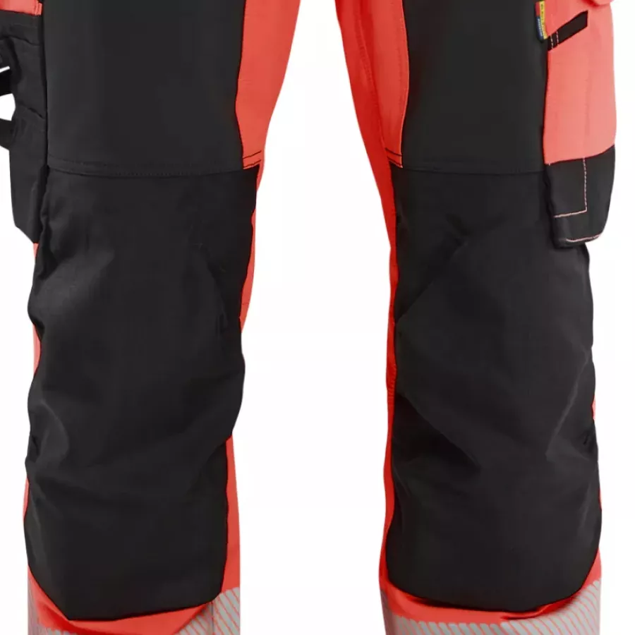 **CORDURA®-Reinforced Knee Pad Pockets** protect your knees when used with knee pads when kneeling.