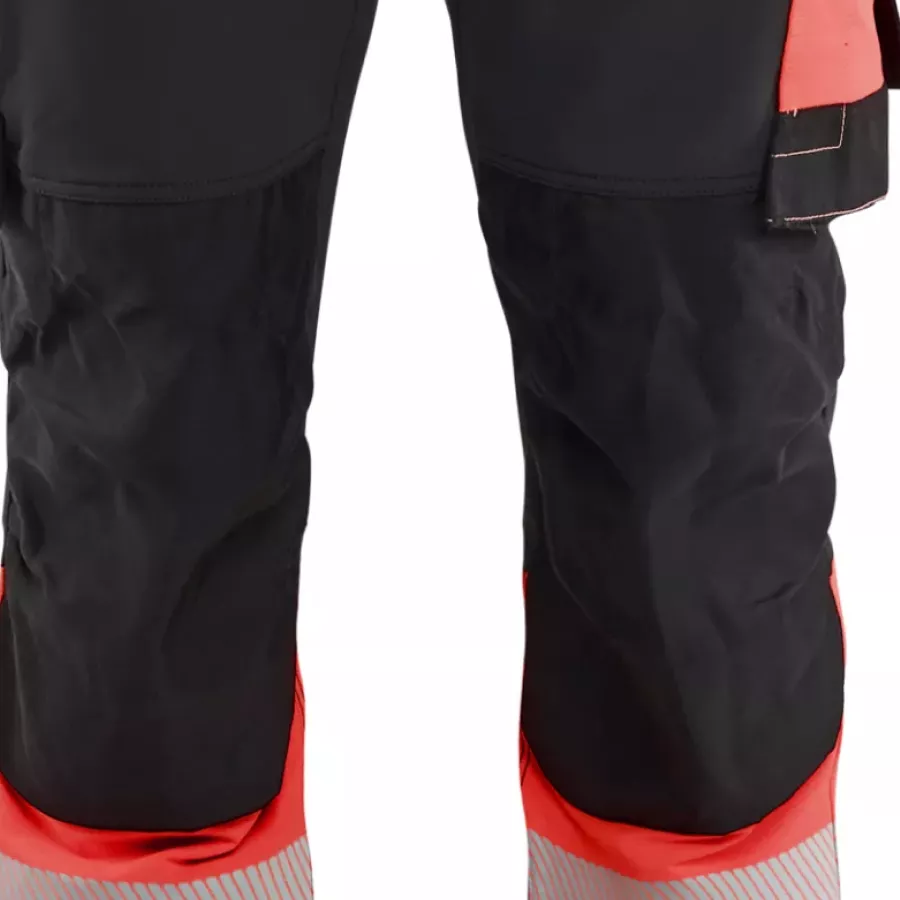 **CORDURA®-Reinforced Knee Pad Pockets** protect your knees when used with knee pads when kneeling.