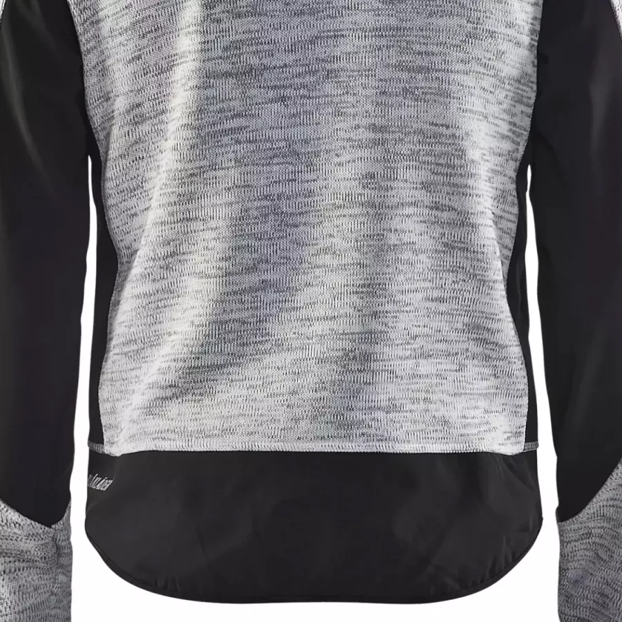 **Extended Back** provides extra coverage and warmth when you bend or move.