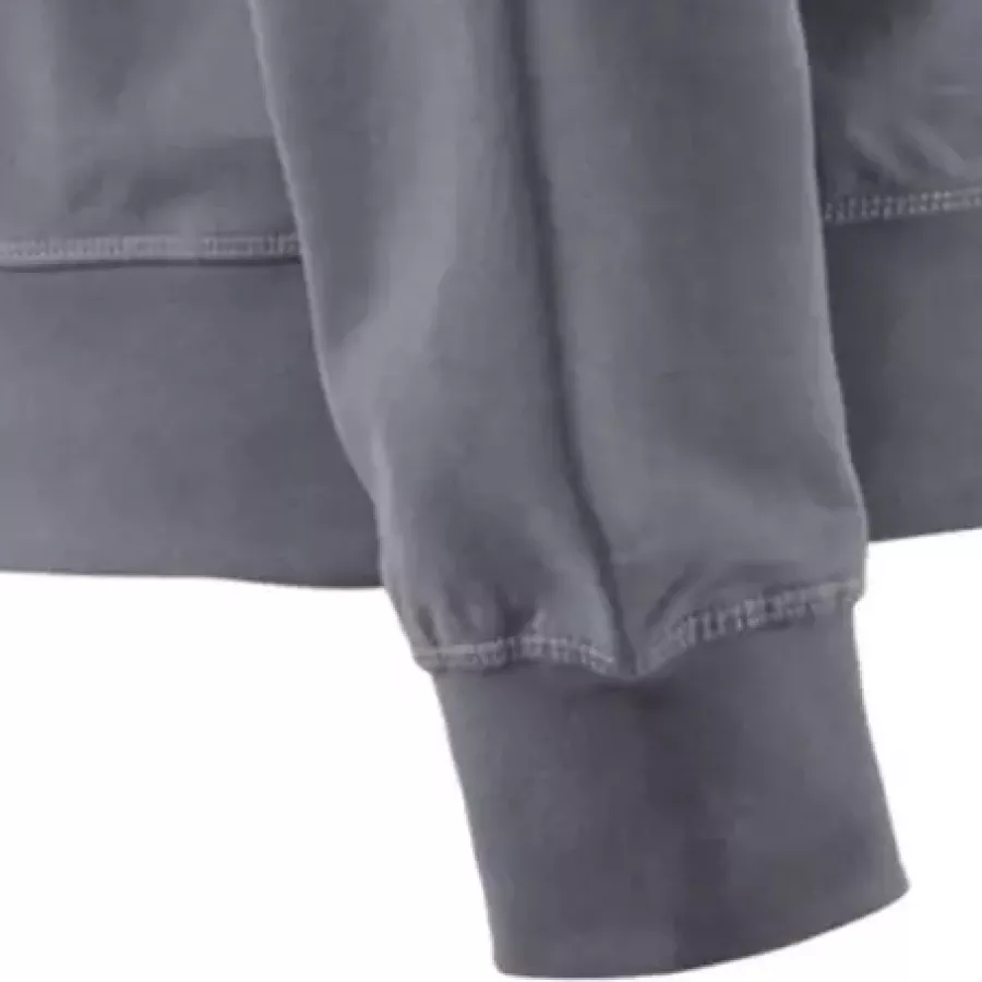 Rippbündchen halten die Ärmel an Ort und Stelle und die Wärme angenehm am Körper.