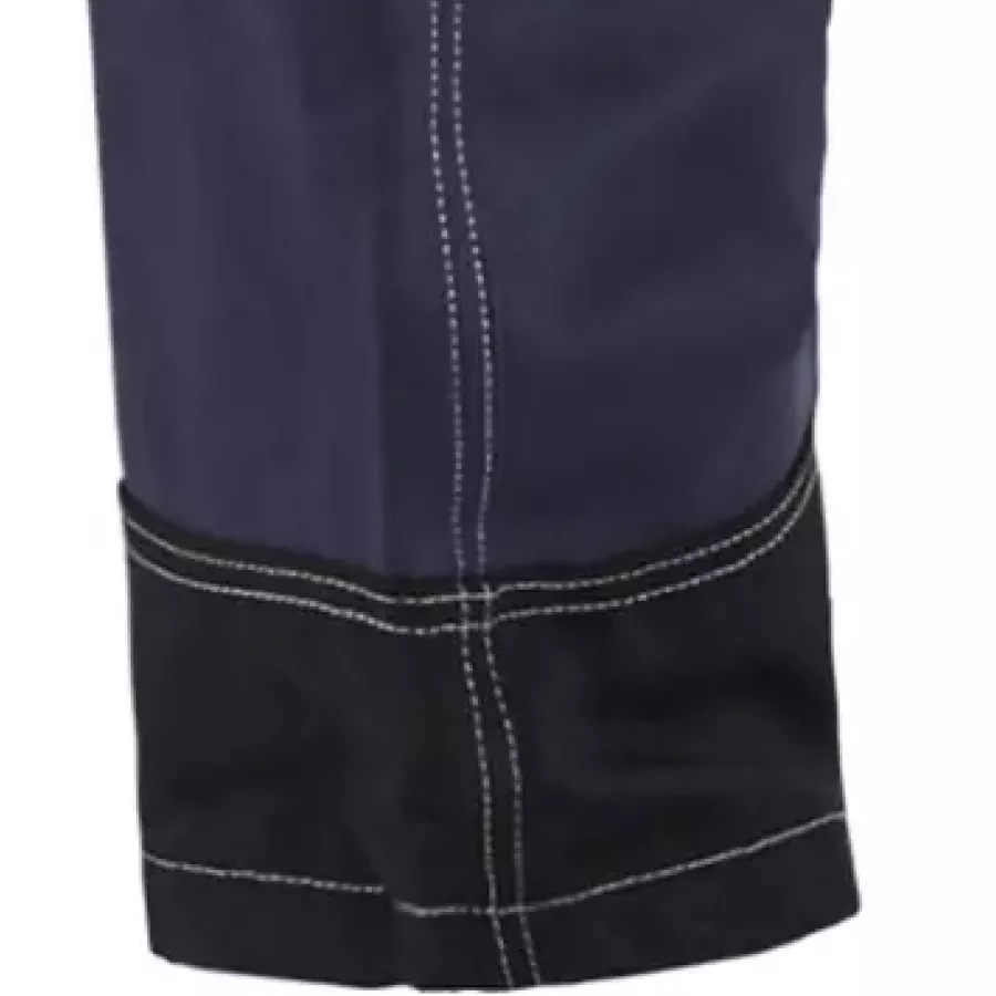 **Verstellbare Beinabschlüsse** ermöglichen eine individuelle Anpassung der Passform für reibungslose Bewegung über Stiefeln und wechselnde Tätigkeiten.