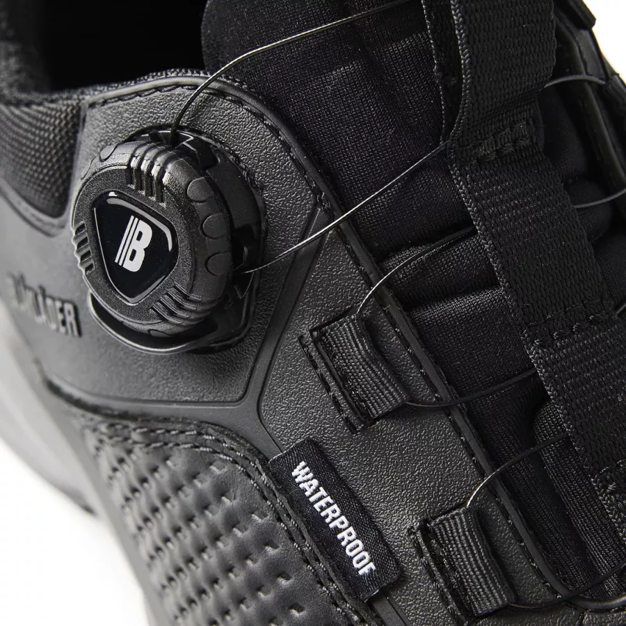 Das **Free-lock-Verschlusssystem** ermöglicht einen sicheren Sitz durch schnelle, mühelose Anpassung.