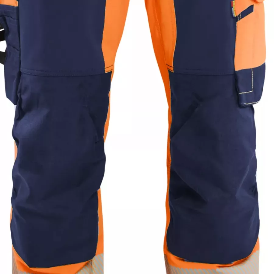 **CORDURA®-Reinforced Knee Pad Pockets** protect your knees when used with knee pads when kneeling.