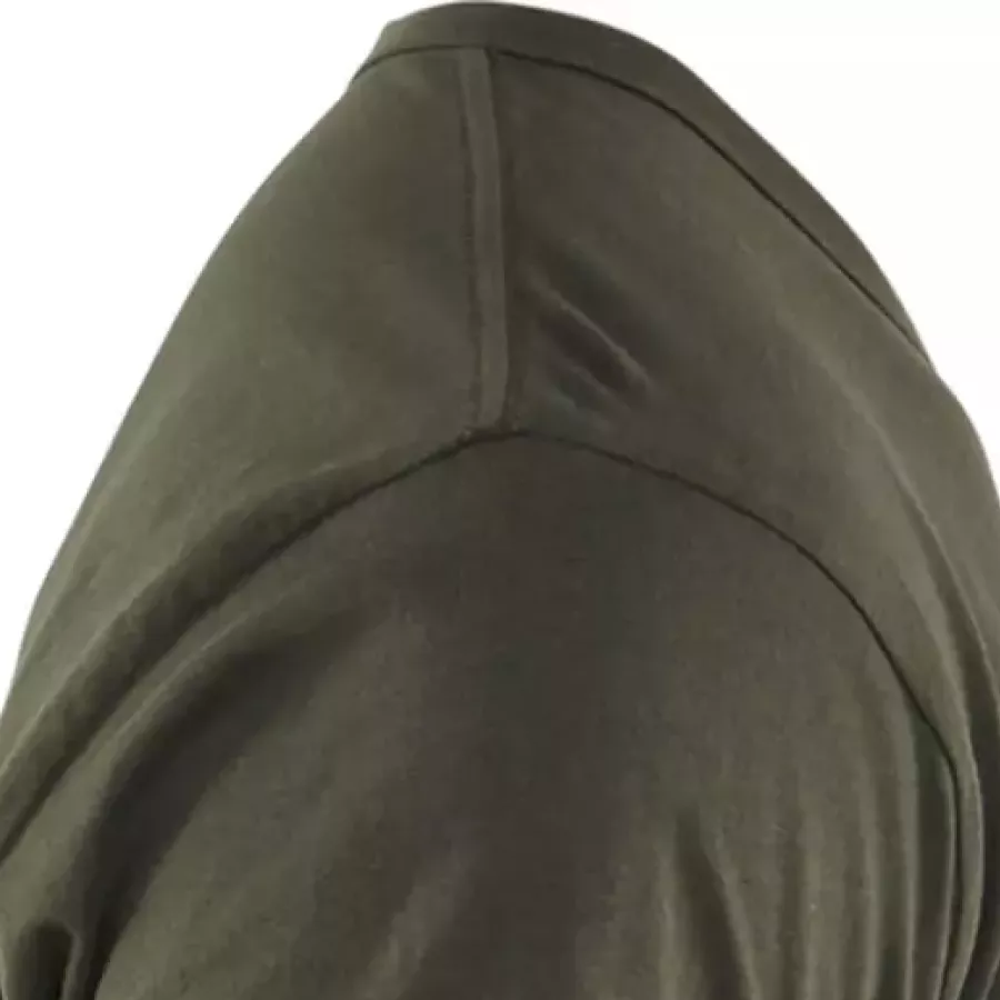 **Verstärkte Hals- und Schulternähte** sorgen für dauerhafte Haltbarkeit, sodass das Shirt seine Passform auch nach häufigem Tragen behält.