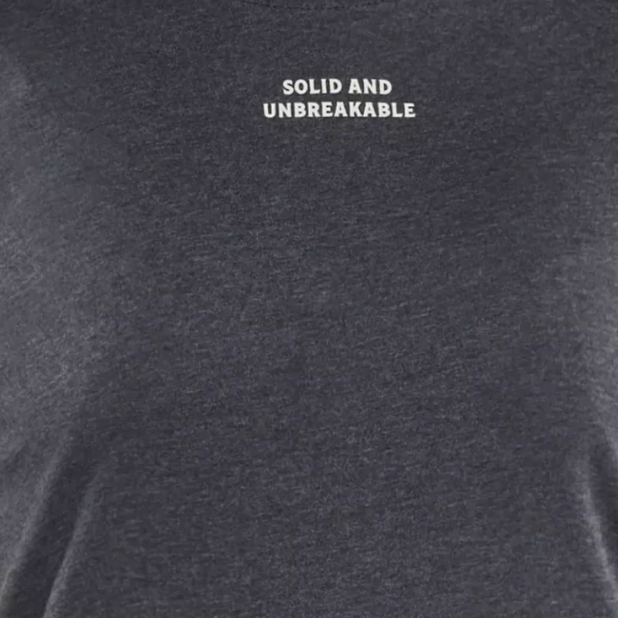 **100% bomullstyg** omger dig med mjuk, andningsbar komfort som känns bra hela dagen.