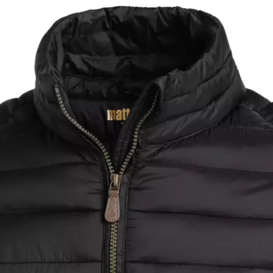 Der **Stehkragen** hält Ihren Hals warm und schützt vor kühlem Wind für ganztägigen Komfort.