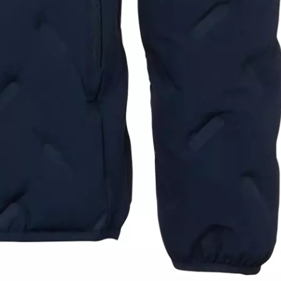 **Elastic Cuffs** create a snug, comfortable seal that helps retain warmth without restricting movement.