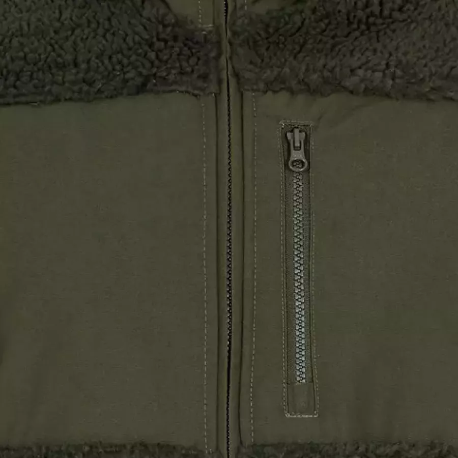 Die **Brusttasche** hält wichtige Dinge griffbereit, sodass Sie sich frei bewegen können, ohne Ihren Rhythmus zu unterbrechen.