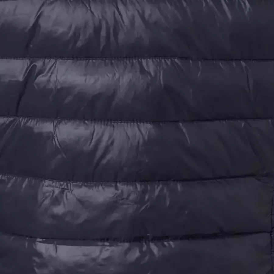 **Wasserabweisende Konstruktion** hilft Ihnen, bei leichtem Regen oder feuchten Bedingungen angenehm trocken zu bleiben.