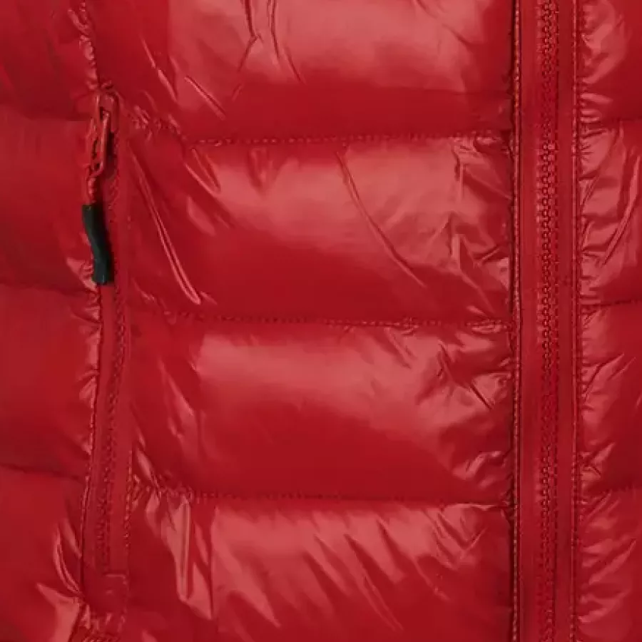 **Zipper Pocket** keeps your essentials securely in place so you can move freely without distractions.