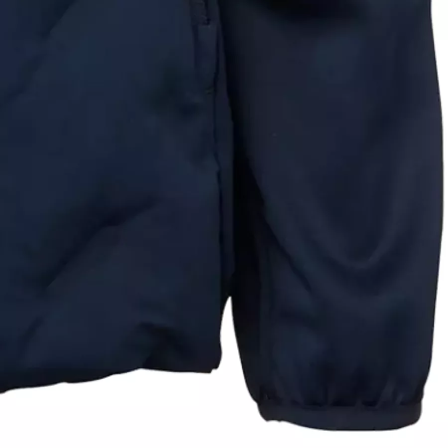 Elastische Bündchen sorgen für einen anliegenden, flexiblen Sitz, der die Wärme speichert, ohne die Bewegungsfreiheit einzuschränken.