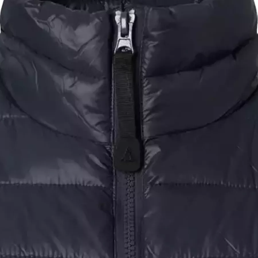 Der Reißverschluss sorgt für schnelles, einfaches Verschließen für müheloses Tragen im Alltag.