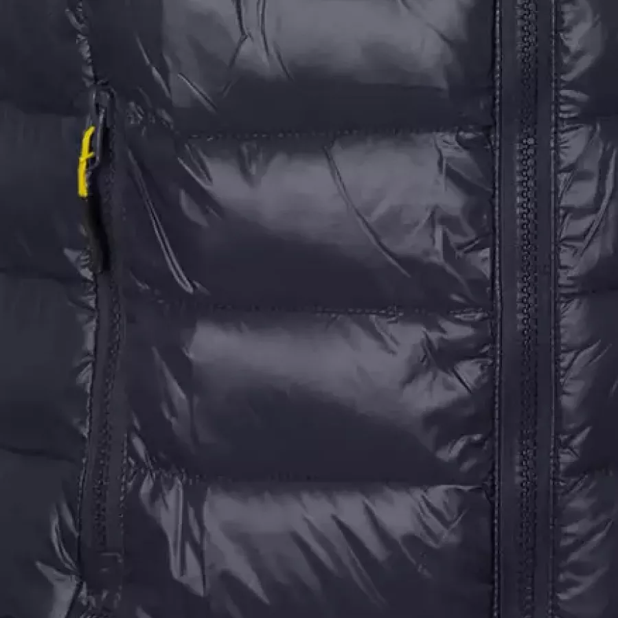 **Zipper Pocket** keeps your essentials securely in place so you can move freely without distractions.