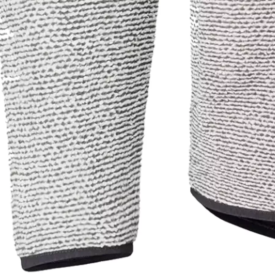 Elastische Bündchen schließen die Wärme ein und passen sich komfortabel Ihren Bewegungen an, für einen bequemen, sicheren Sitz.