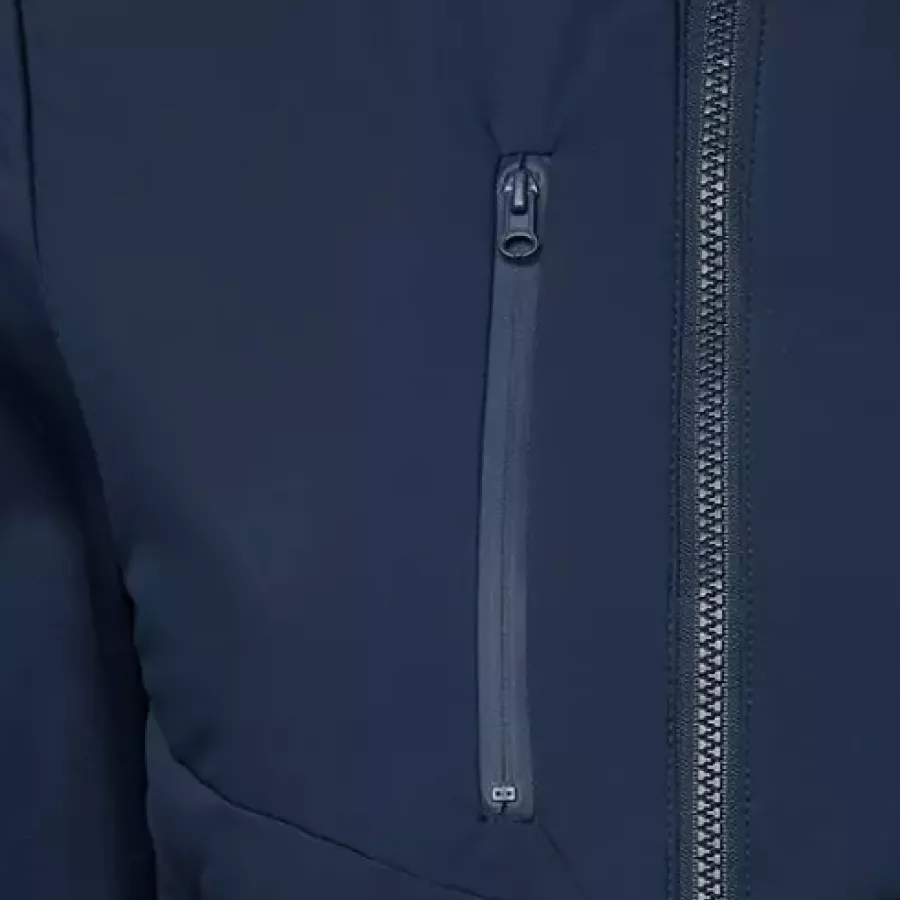 **Brusttaschen mit Reißverschluss** halten Ihre Wertsachen unterwegs sicher und griffbereit.