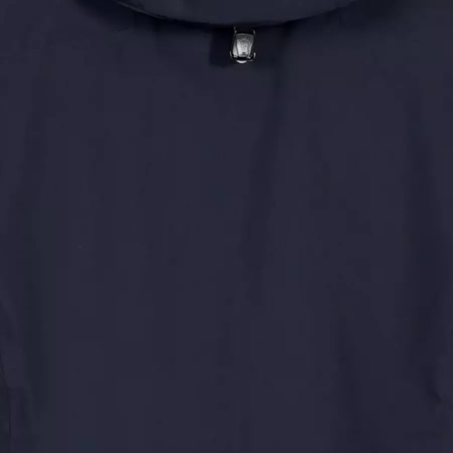 **Wasserabweisendes Material** hilft Ihnen, bei wechselhaftem Wetter trocken und komfortabel zu bleiben, ohne auf ein leichtes Tragegefühl zu verzichten.