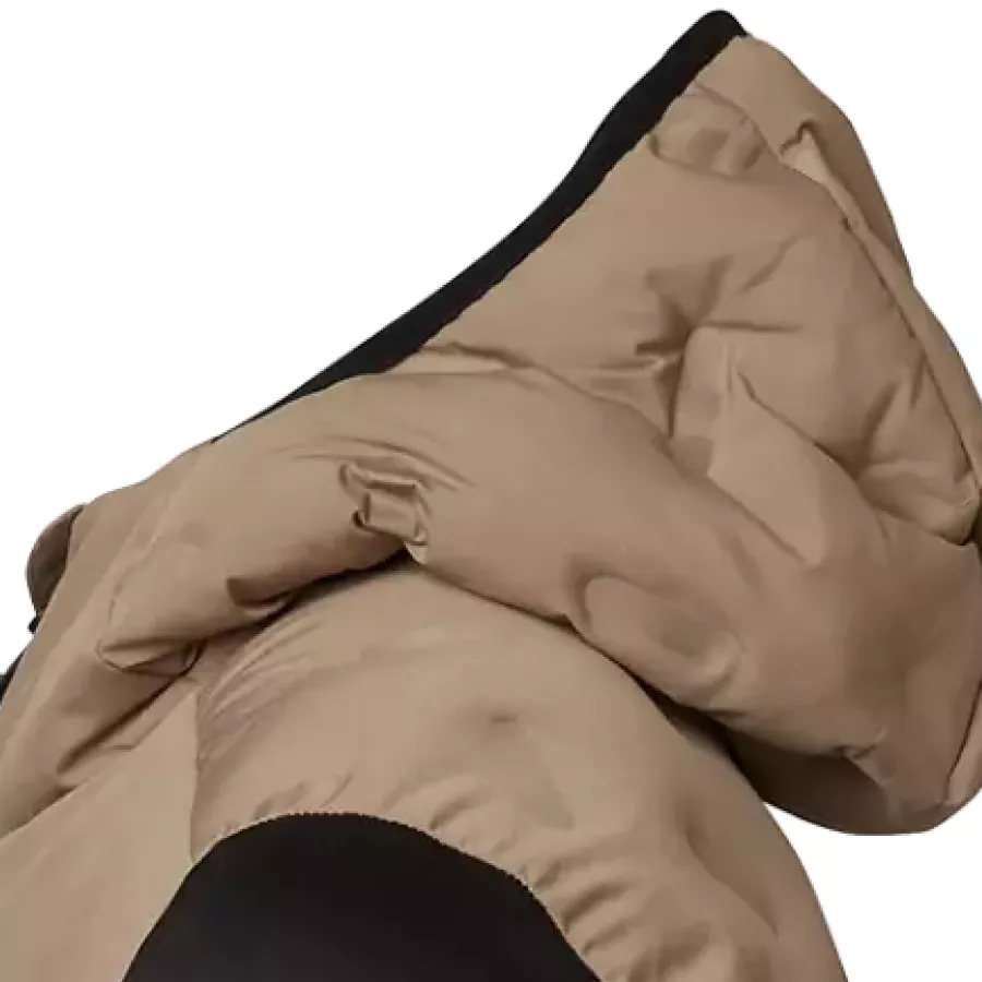 **Feste Kapuze** bietet zuverlässigen, stets verfügbaren Schutz für zusätzlichen Komfort bei wechselnden Bedingungen.