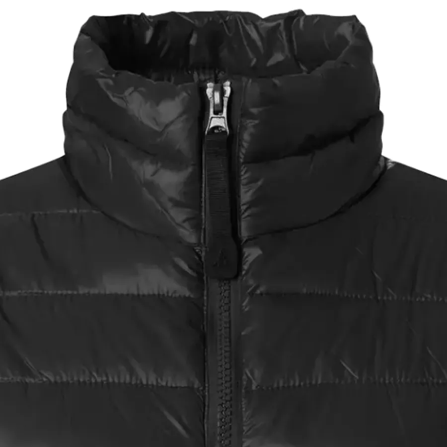 **Stehkragen** sorgt für eine bequeme Abdeckung des Halses und verleiht der Weste einen sauberen, selbstbewussten Look.