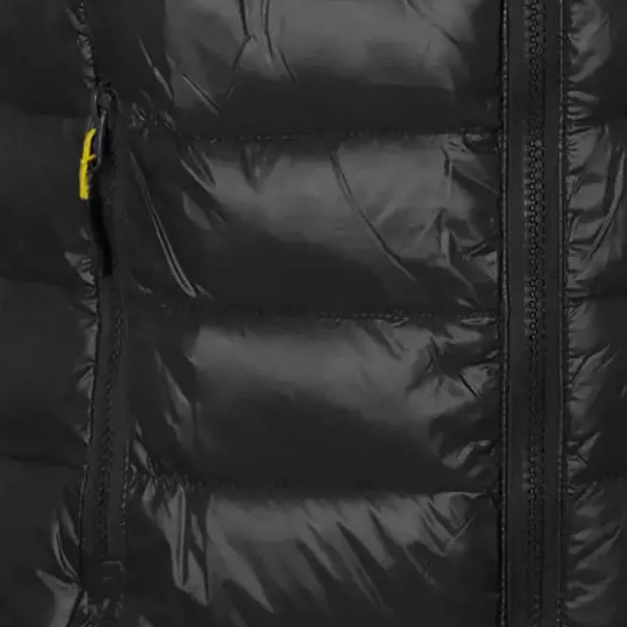 **Zipper Pocket** keeps your essentials securely in place so you can move freely without distractions.