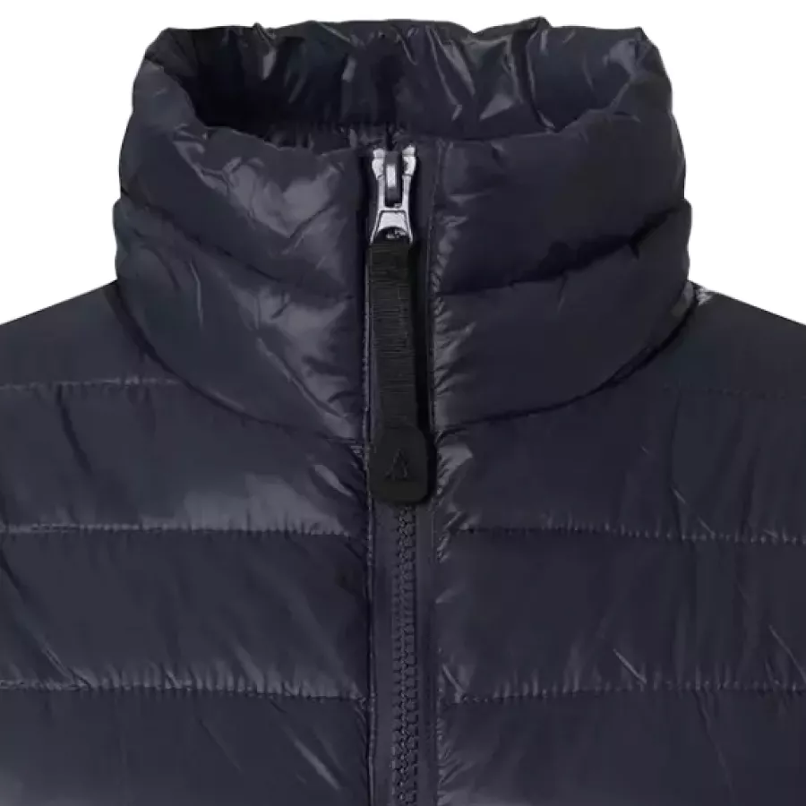 **Stehkragen** sorgt für eine bequeme Abdeckung des Halses und verleiht der Weste einen sauberen, selbstbewussten Look.