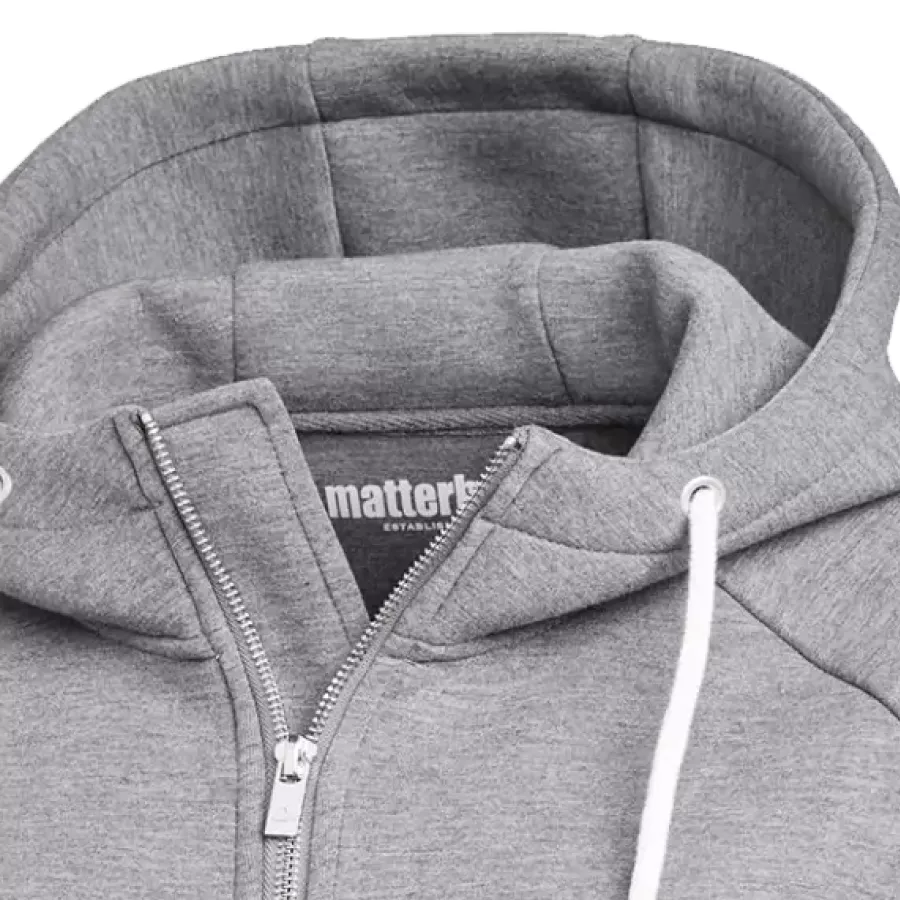 **Feste Kapuze** bietet sofortigen Schutz vor Wind und leichtem Regen, wann immer Sie nach draußen gehen.