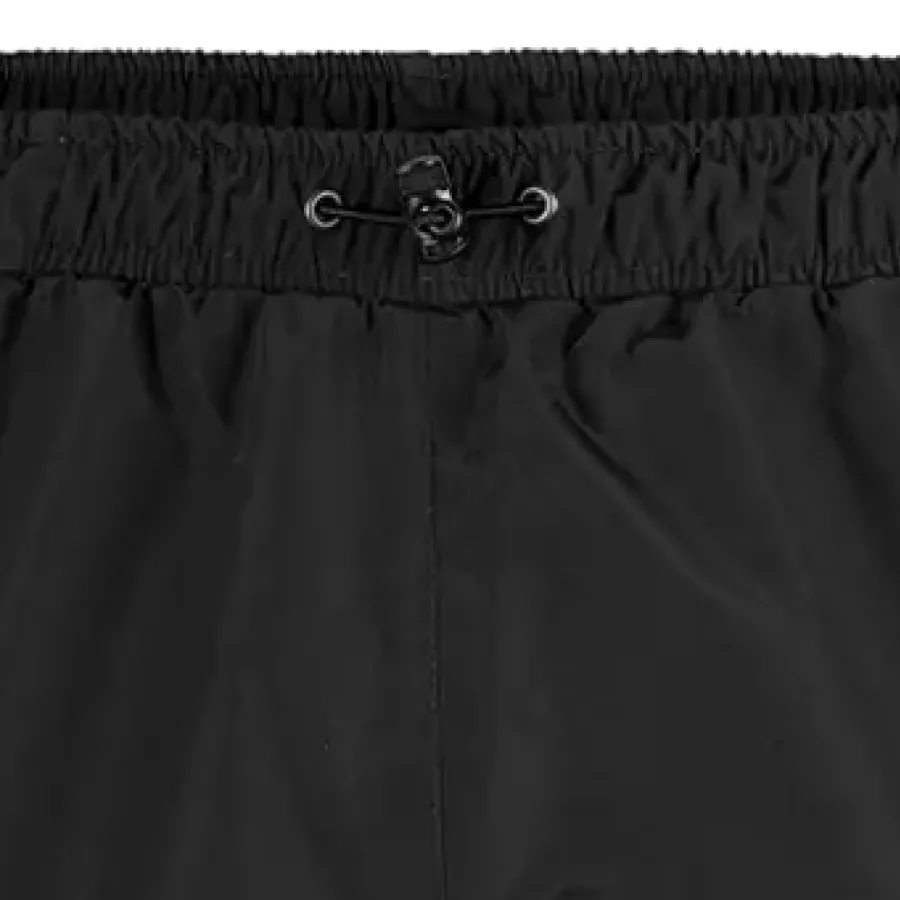 Verstellbarer und elastischer Bund sorgt für einen sicheren, flexiblen Sitz, der sich Ihren Bewegungen anpasst.