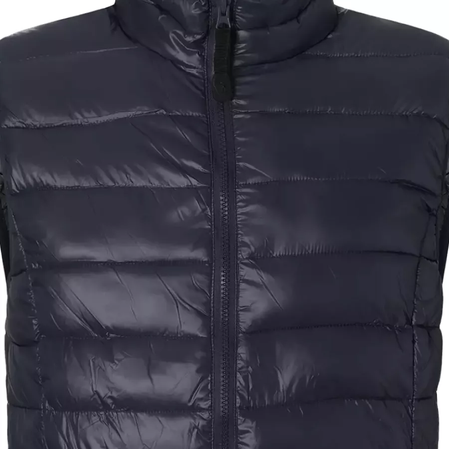 **Zipper Closure** allows quick, effortless layering while giving you a secure fit that feels just right all day.