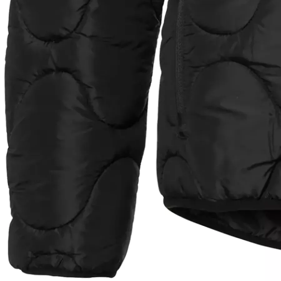 **Elastische Bündchen** schließen die Wärme ein – mit einer weichen, flexiblen Passform, die jede Bewegung bequem mitmacht.