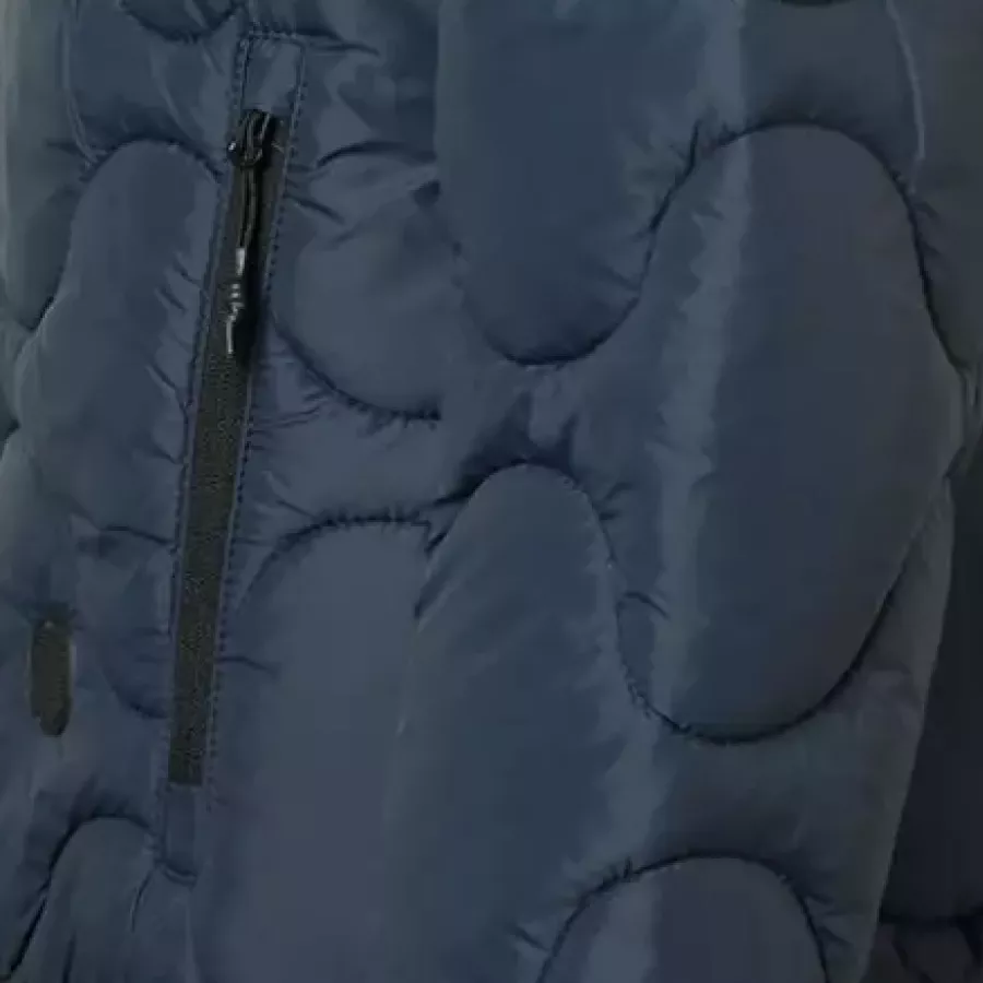 **Zipper Pocket** keeps your essentials safely in place and always within easy reach.