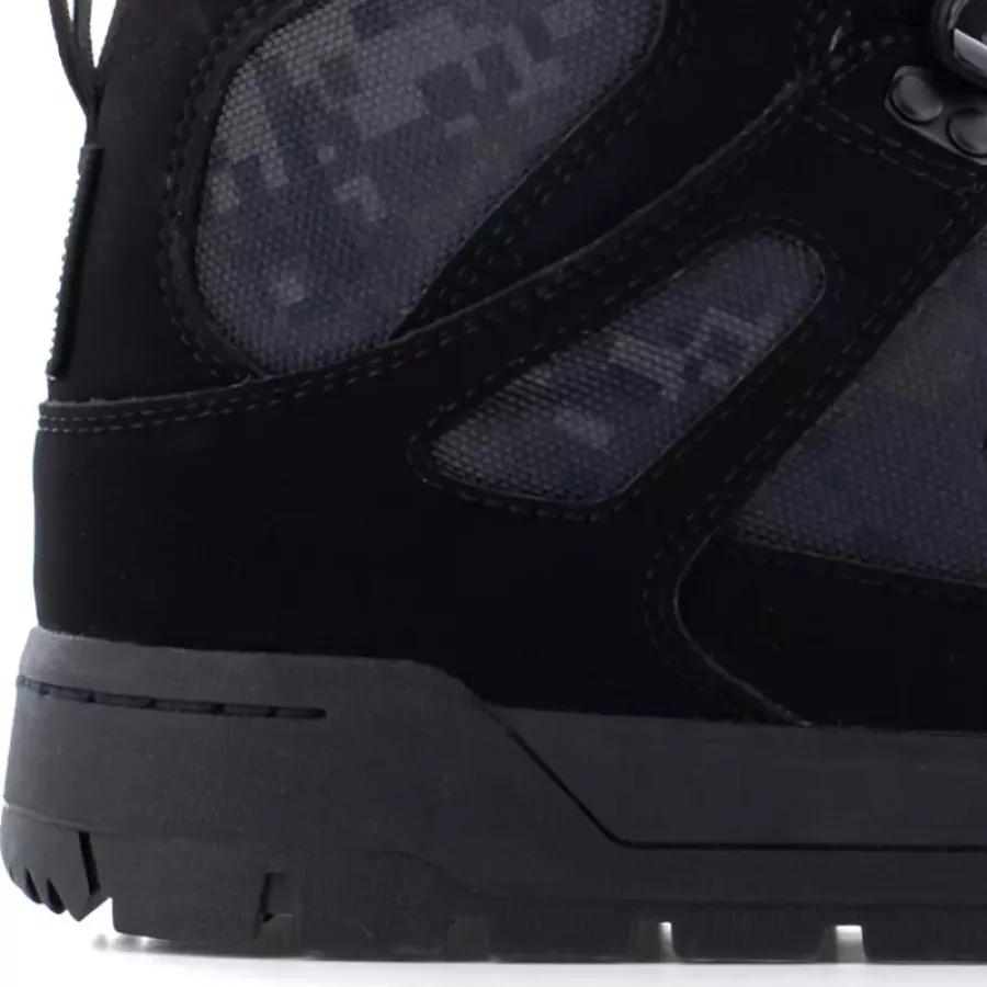 **Anti-Perforation Insert** shields your feet from sharp objects so you can move with peace of mind.