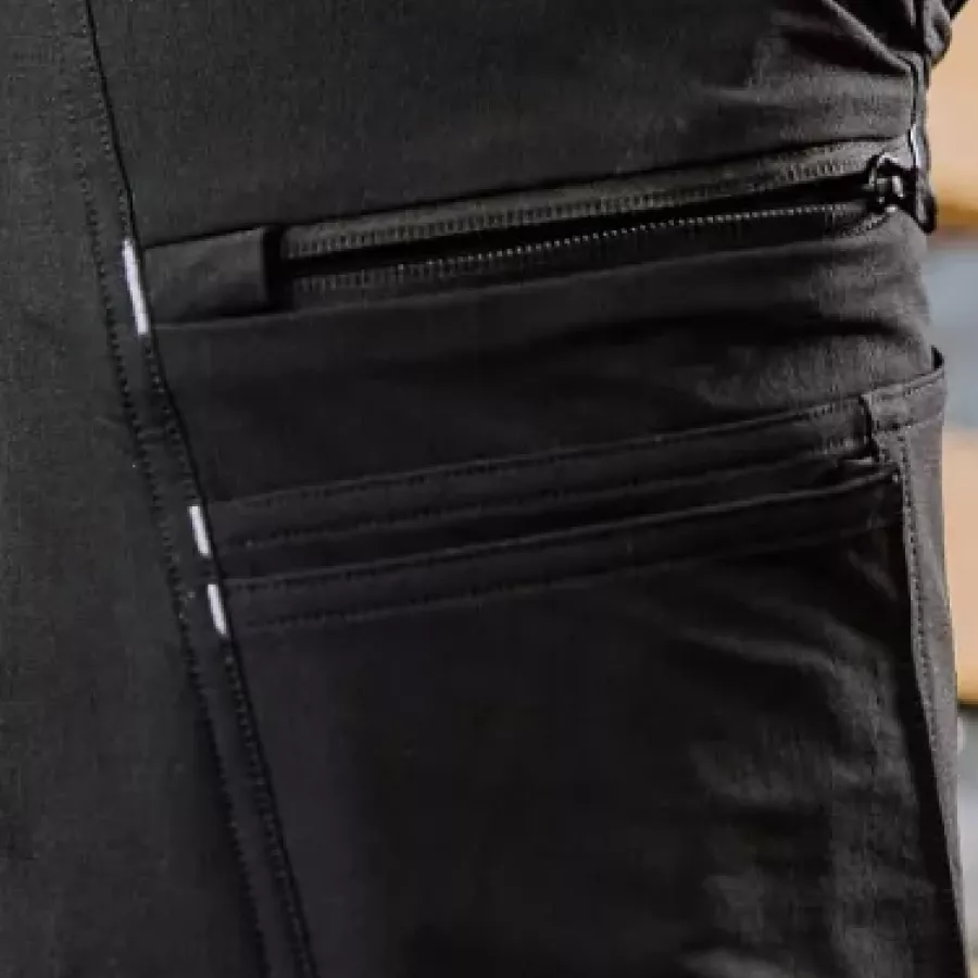 **Mehrere Taschen** halten Ihre Werkzeuge und Utensilien organisiert und griffbereit.