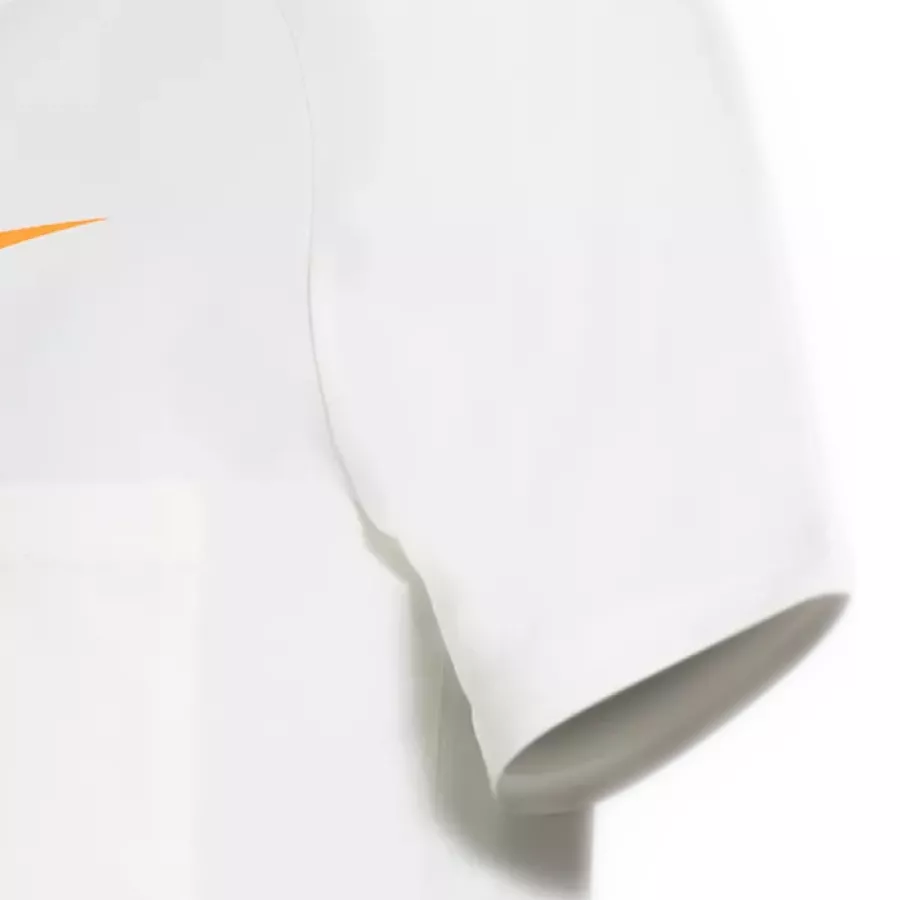 **Kurzärmeliges Design** sorgt für Atmungsaktivität und Bewegungsfreiheit.