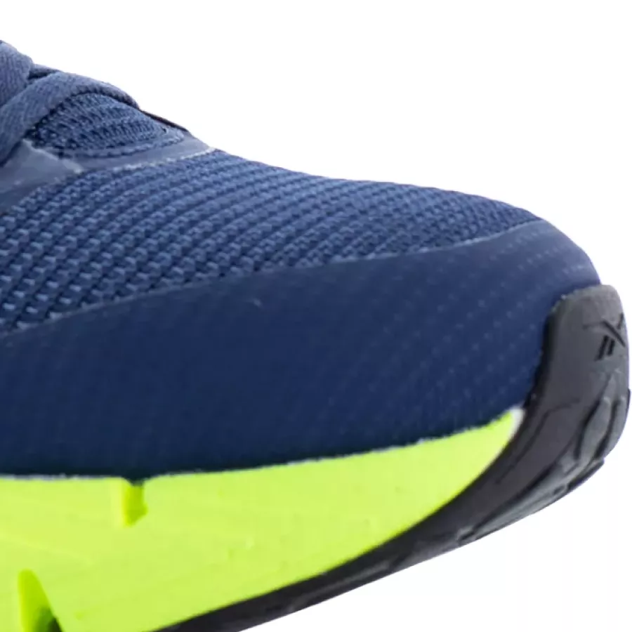 Die **Kunststoffkappe** bietet zuverlässigen Schutz, während der Schuh leicht und bequem bleibt.