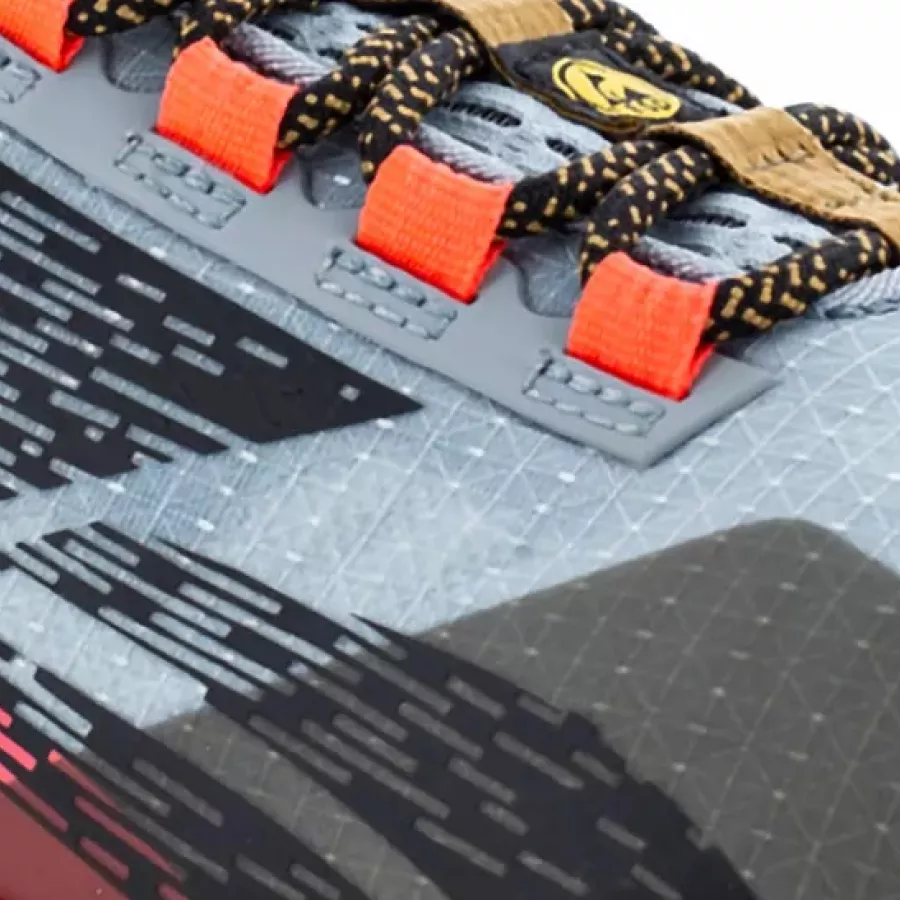 **Atmungsaktives, feuchtigkeitsableitendes Mesh** fördert die Luftzirkulation und hilft, die Füße den ganzen Tag über kühl und trocken zu halten.