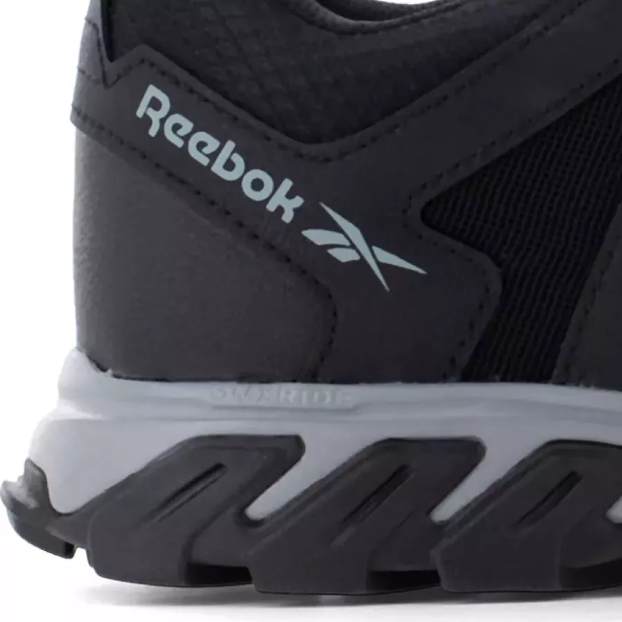 **Durchtrittsichere Einlage** schützt Ihre Füße vor spitzen Gegenständen, ohne zusätzliches Gewicht.