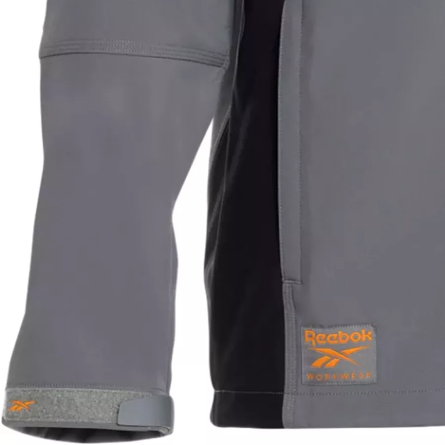 **Verstellbare Bündchen mit Klettverschluss** sorgen für einen enganliegenden Sitz, der Zugluft abhält und Wärme speichert.