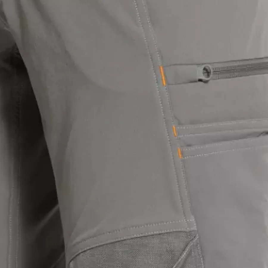 **Verstärkte Nähte** sorgen für Haltbarkeit, um den täglichen Arbeitsanforderungen standzuhalten.