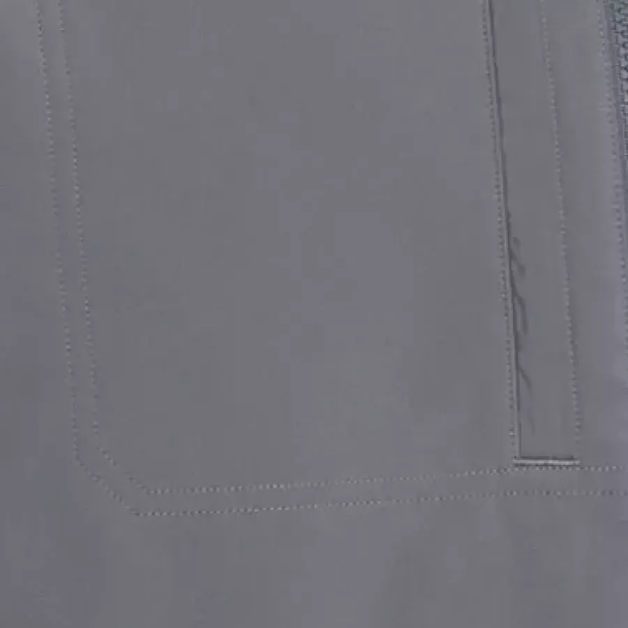 **Winddichtes und wasserabweisendes** Material sorgt für Komfort und Schutz bei wechselhaftem Wetter.