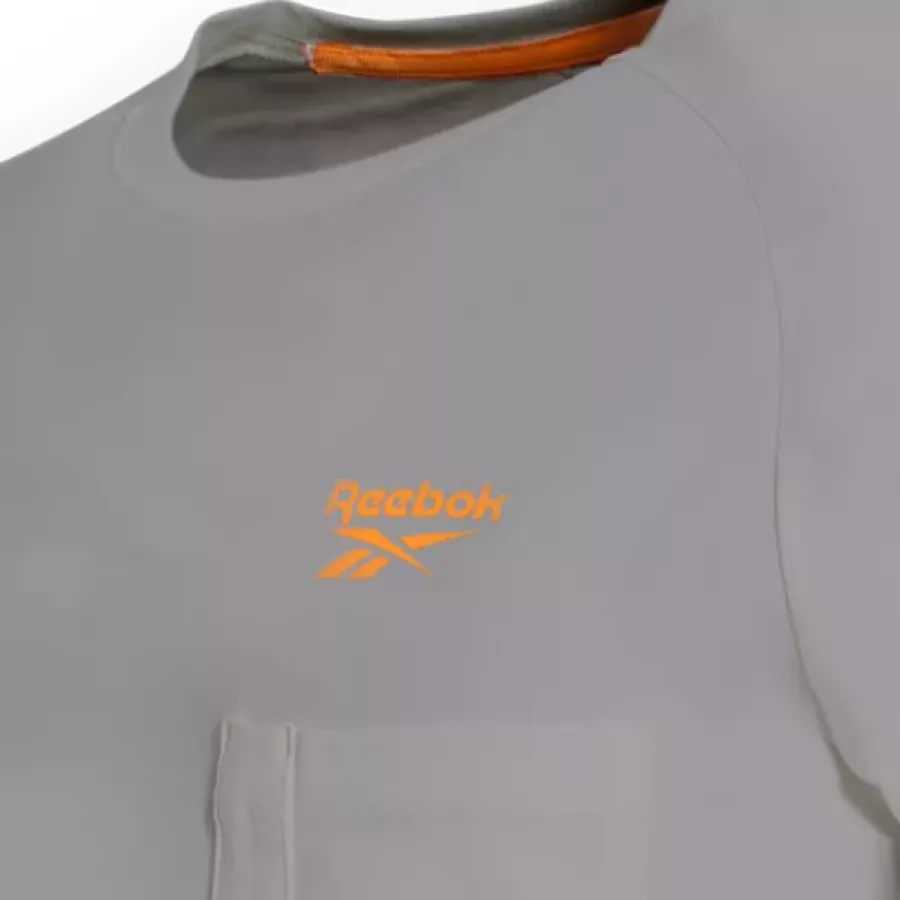 **Rundhalsausschnitt** bietet eine klassische, bequeme Passform, geeignet für den Alltag.