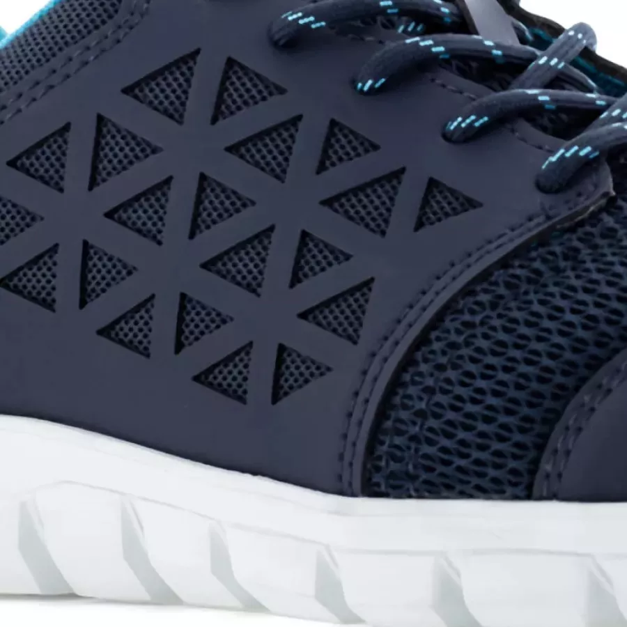 **Atmungsaktives, feuchtigkeitsableitendes Mesh** hält Ihre Füße während langer Schichten kühl und trocken.