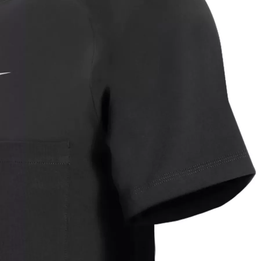 **Kurzärmeliges Design** sorgt für Atmungsaktivität und Bewegungsfreiheit.