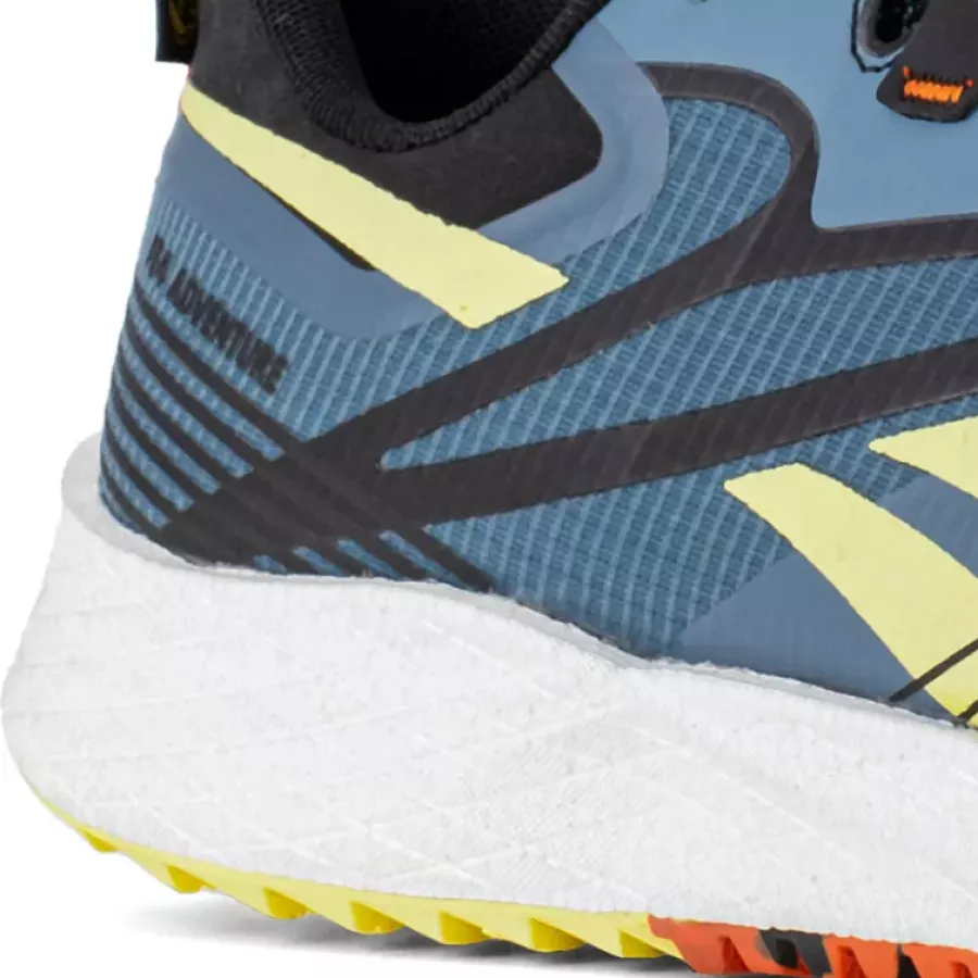 **Durchtrittsichere Einlage** schützt Ihre Füße vor scharfen Gegenständen, ohne die Flexibilität zu beeinträchtigen.