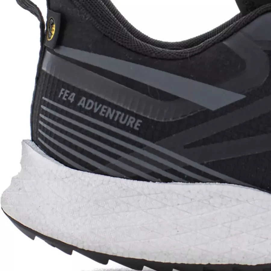 **Durchtrittsichere Einlage** schützt Ihre Füße vor scharfen Gegenständen, ohne die Flexibilität zu beeinträchtigen.