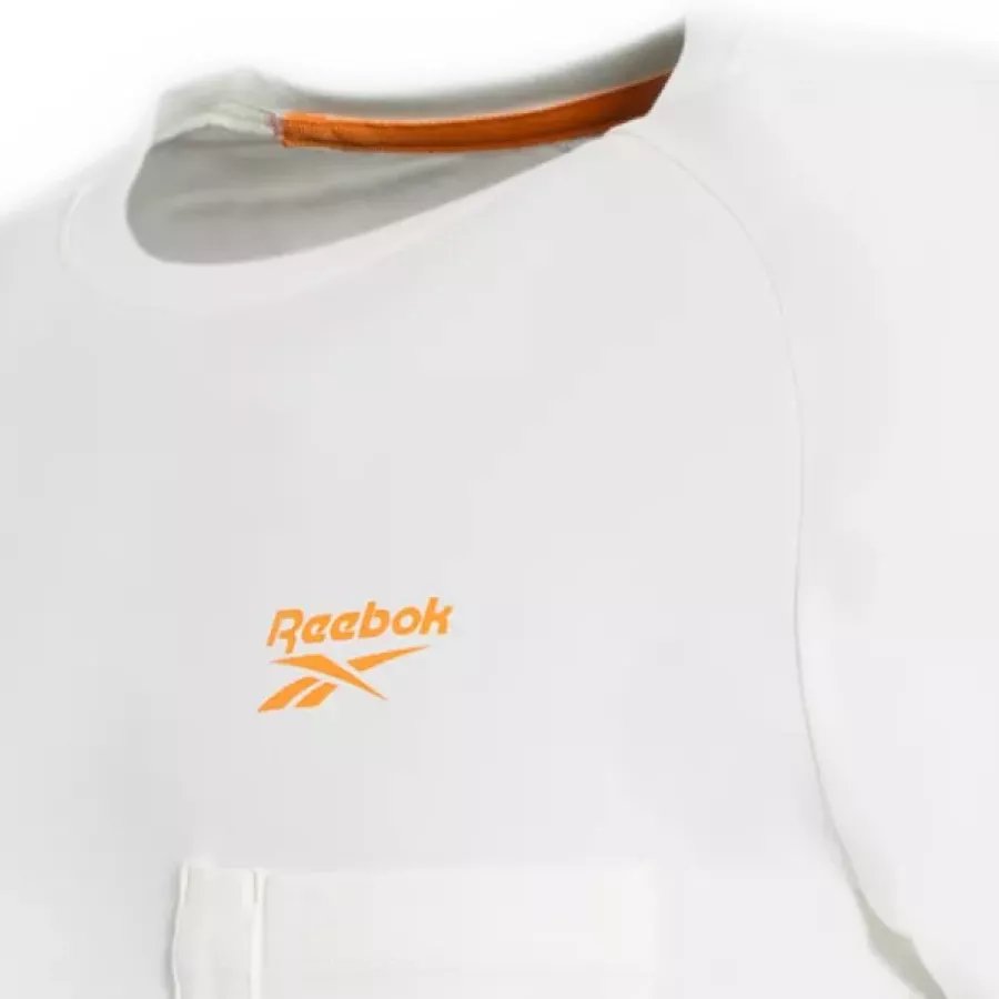 **Rundhalsausschnitt** bietet eine klassische, bequeme Passform, geeignet für den Alltag.