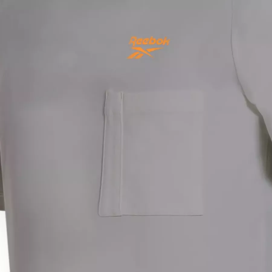 **Brusttasche** bietet praktischen Stauraum und ein funktionelles, lässiges Detail.