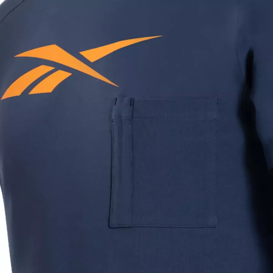 **Brusttasche** bietet praktischen Stauraum und ein funktionelles, lässiges Detail.