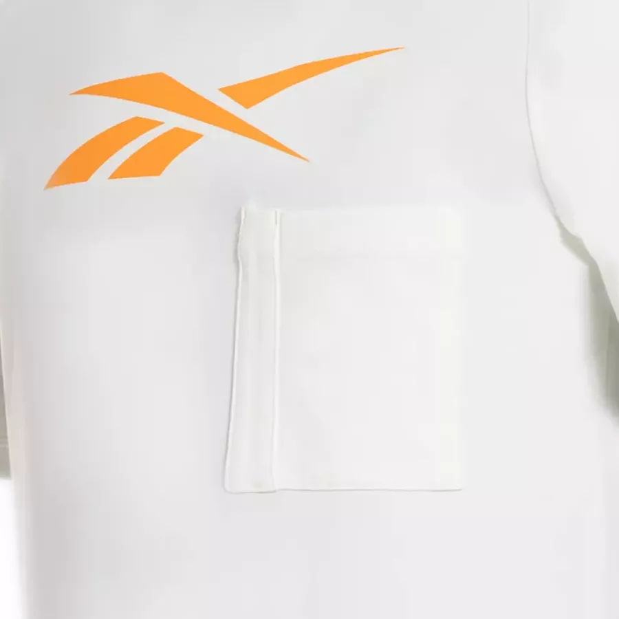 **Brusttasche** bietet praktischen Stauraum und ein funktionelles, lässiges Detail.