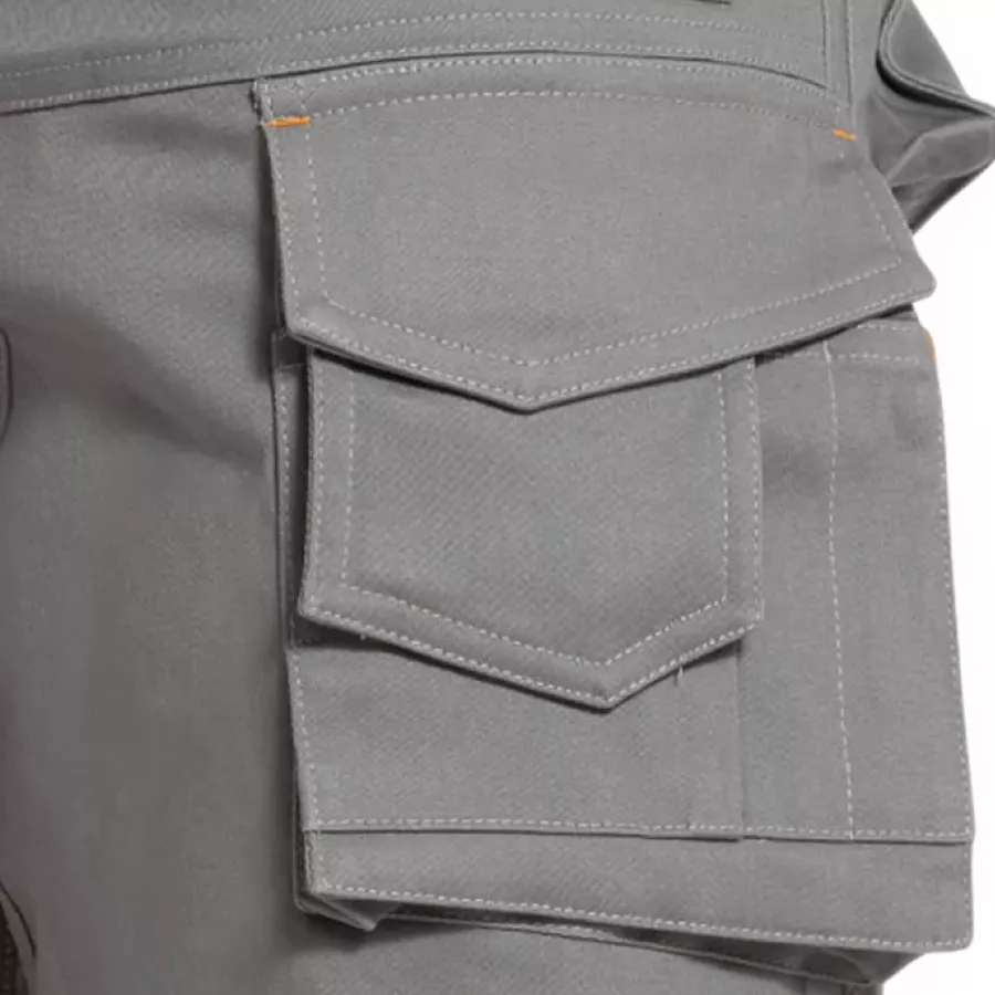 **Mehrere Aufbewahrungstaschen** bieten praktischen, organisierten Platz für wichtige Utensilien.