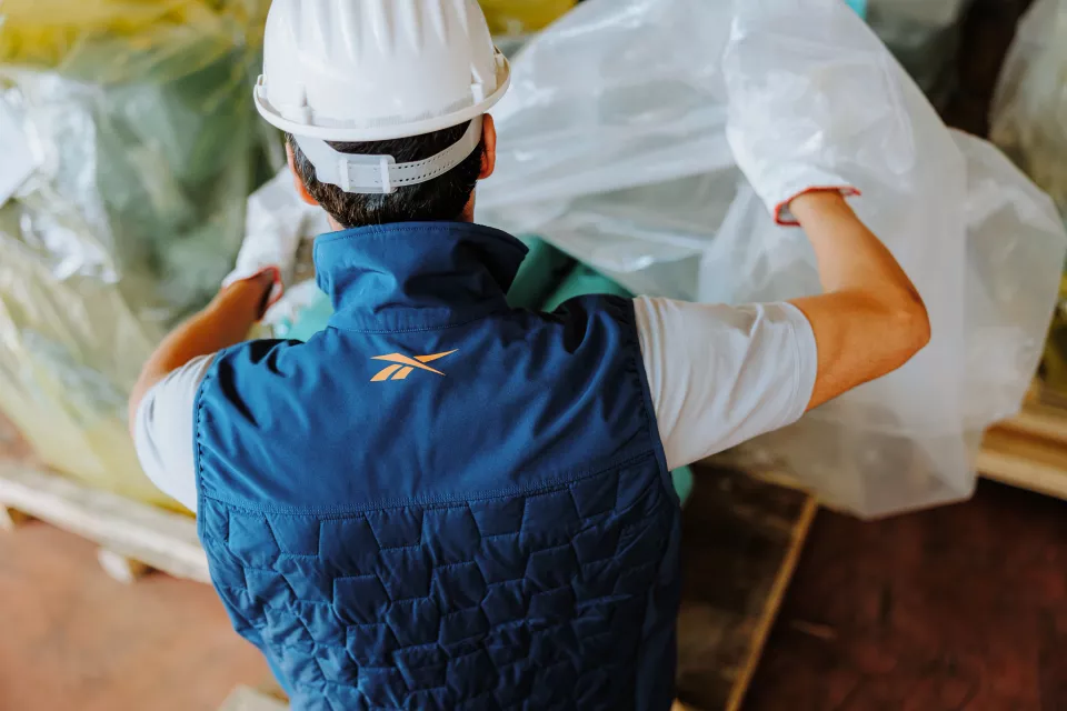 Reebok RB002VNVB, Mens Woven Padded Vest, Navy Blue, image 4, gallery thumbnail