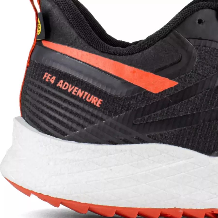 **Durchtrittsichere Einlage** schützt Ihre Füße vor scharfen Gegenständen, ohne die Flexibilität zu beeinträchtigen.